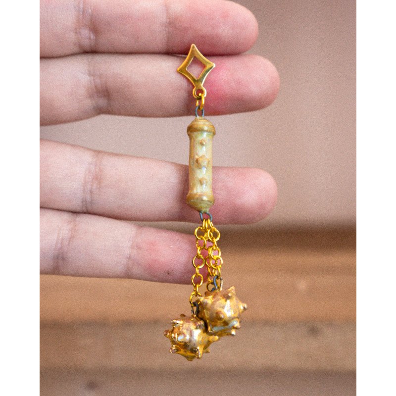 cream and gold fléau - earring